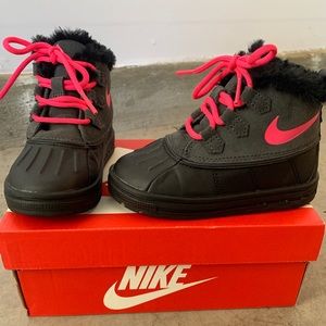 Kids Nike pink/black Woodsode chukka acg